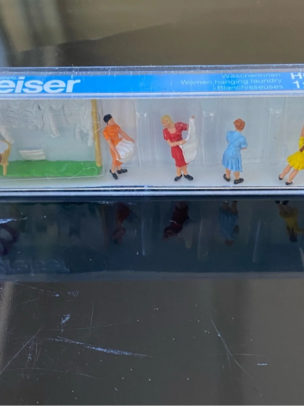 Model Railroad: Preiser - Women Hanging Laundry (4)- HO Scale - Picture 4 of 9
